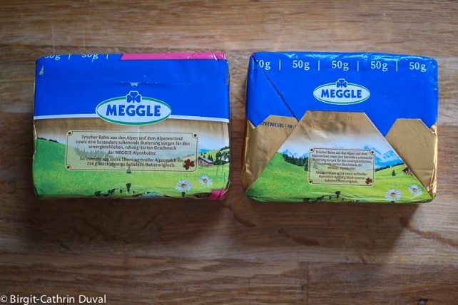 Deutlich ist die unterschiedliche Verpackung zu erkennen, links die Meggle Butter mit Logo, rechts ohne Logo 